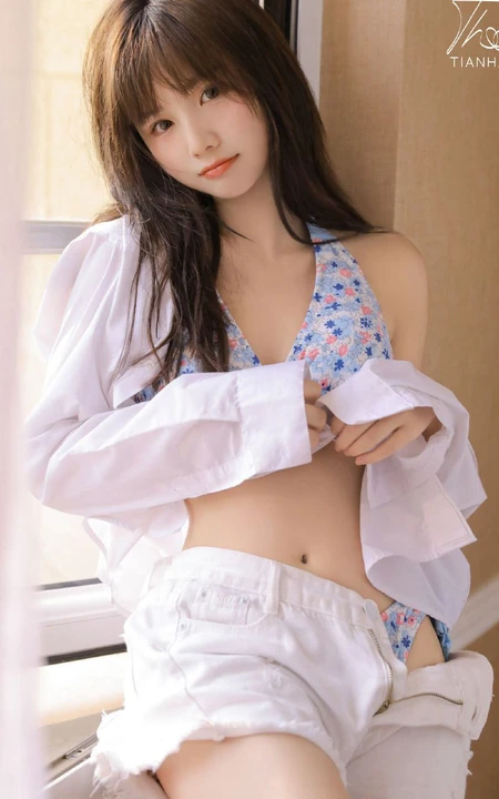 好可爱的碎花小肩带，清新夏日女生居家小碎花家居服温柔气质写真美图欣赏