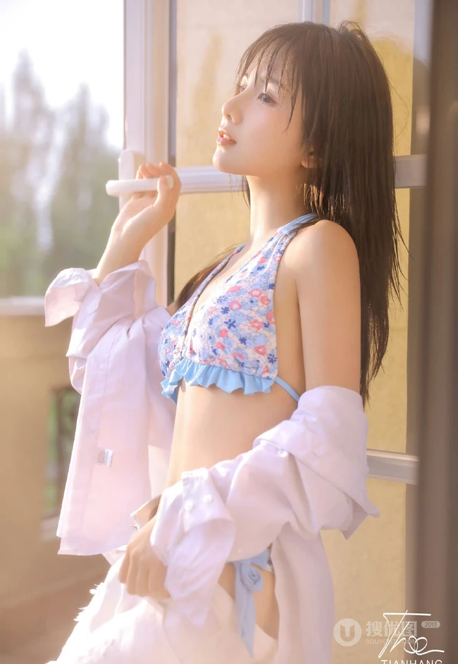 好可爱的碎花小肩带，清新夏日女生居家小碎花家居服温柔气质写真美图欣赏