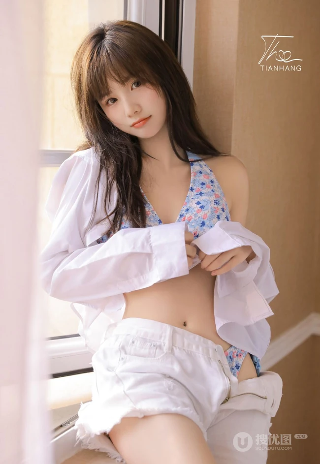 好可爱的碎花小肩带，清新夏日女生居家小碎花家居服温柔气质写真美图欣赏