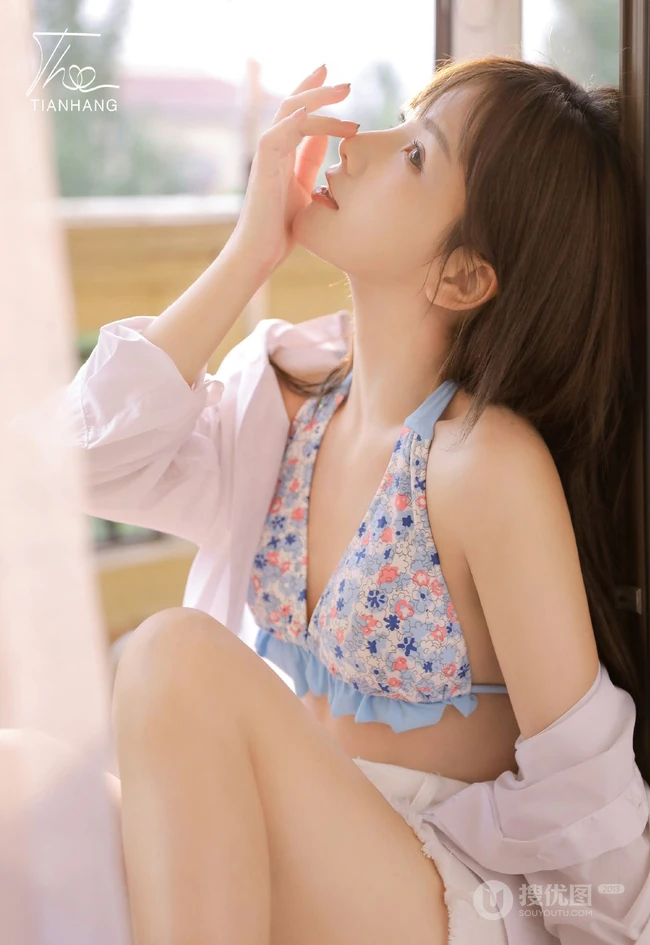 好可爱的碎花小肩带，清新夏日女生居家小碎花家居服温柔气质写真美图欣赏