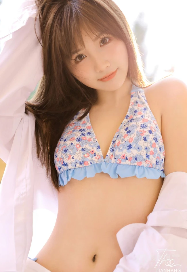 好可爱的碎花小肩带，清新夏日女生居家小碎花家居服温柔气质写真美图欣赏