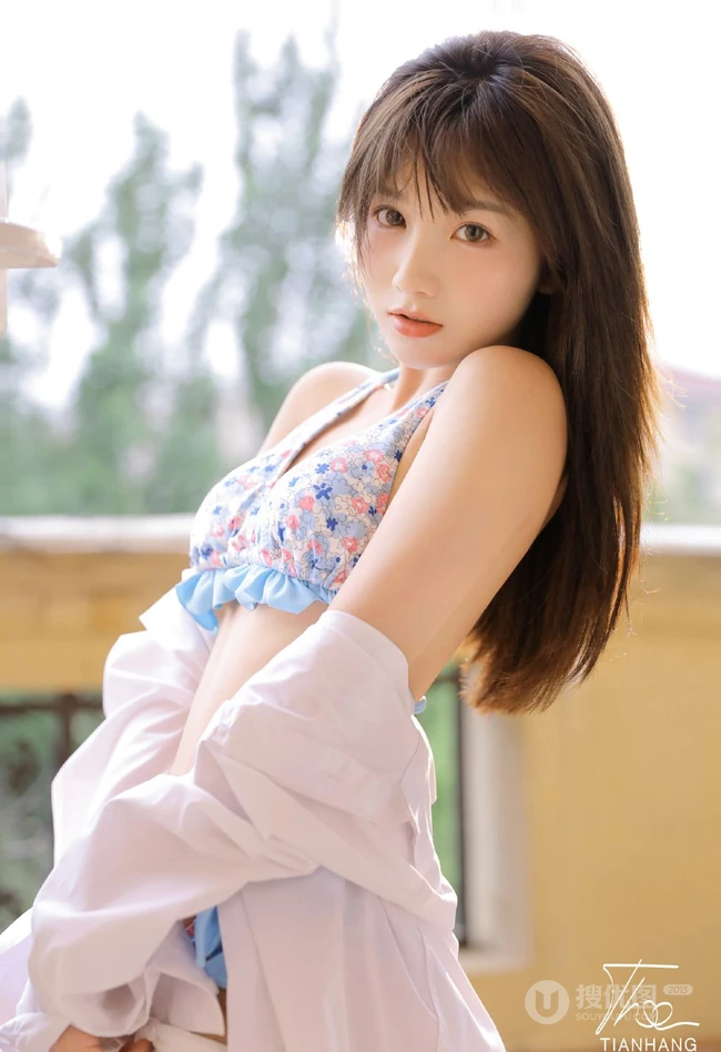 好可爱的碎花小肩带，清新夏日女生居家小碎花家居服温柔气质写真美图欣赏