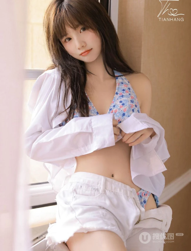 好可爱的碎花小肩带，清新夏日女生居家小碎花家居服温柔气质写真美图欣赏