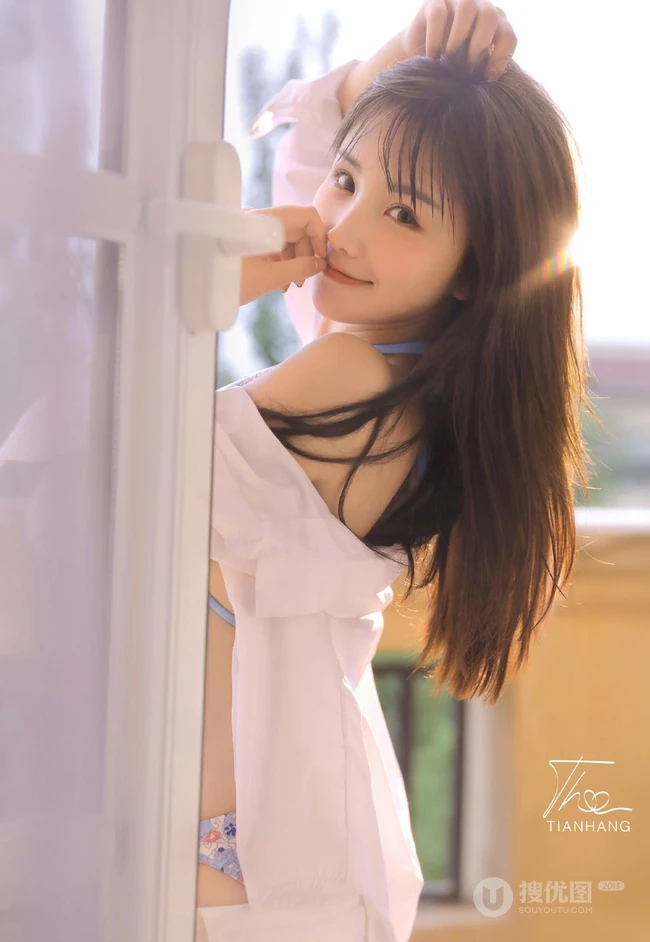 好可爱的碎花小肩带，清新夏日女生居家小碎花家居服温柔气质写真美图欣赏