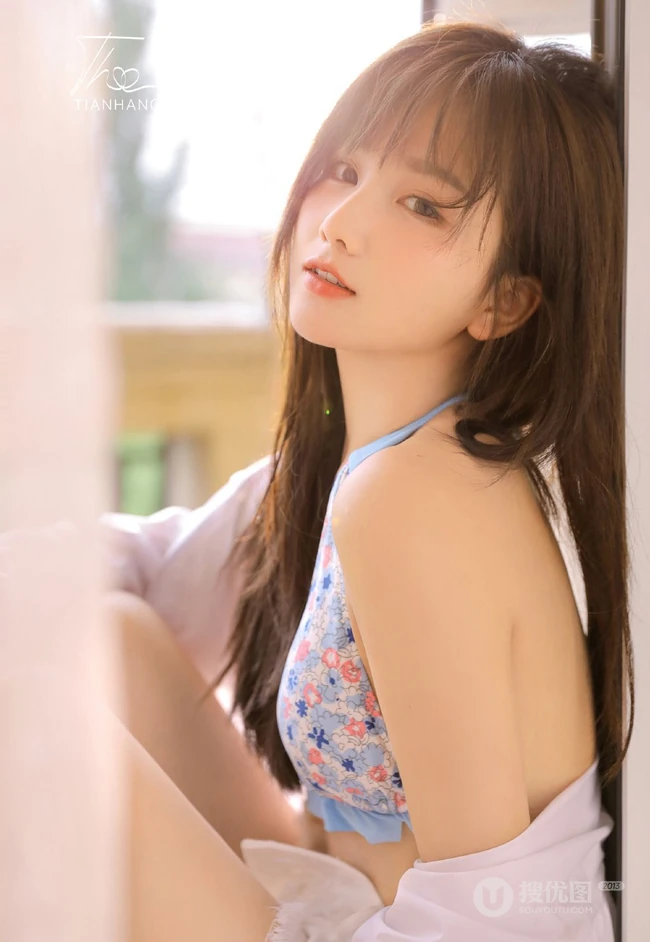 好可爱的碎花小肩带，清新夏日女生居家小碎花家居服温柔气质写真美图欣赏