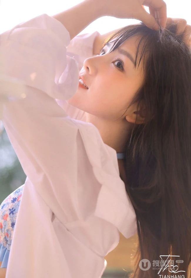 好可爱的碎花小肩带，清新夏日女生居家小碎花家居服温柔气质写真美图欣赏