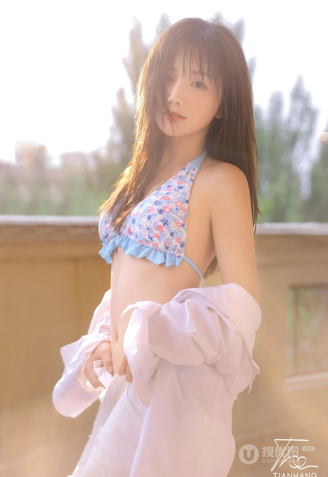 好可爱的碎花小肩带，清新夏日女生居家小碎花家居服温柔气质写真美图欣赏