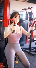 气质匀称型女生豆瓣酱紧身运动衣长裤穿着健身房跑步撸铁瘦身写真套图