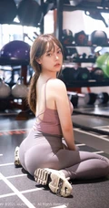 气质匀称型女生豆瓣酱紧身运动衣长裤穿着健身房跑步撸铁瘦身写真套图