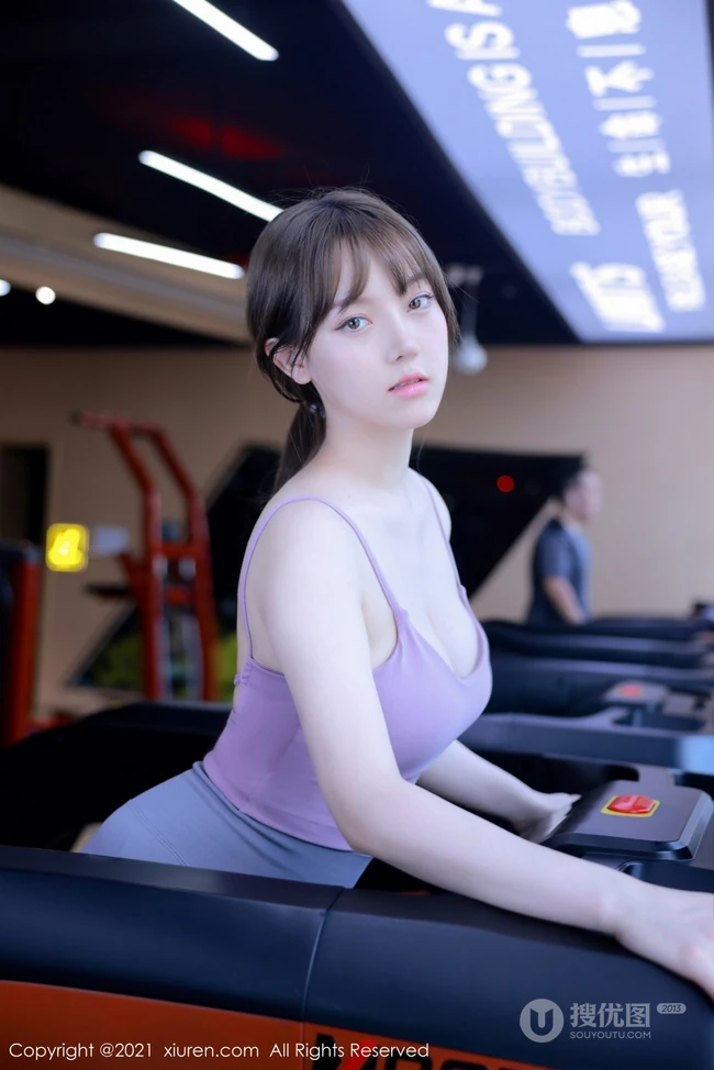气质匀称型女生豆瓣酱紧身运动衣长裤穿着健身房跑步撸铁瘦身写真套图