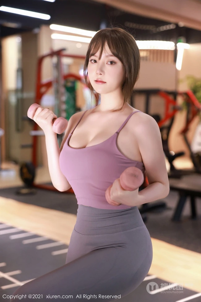 气质匀称型女生豆瓣酱紧身运动衣长裤穿着健身房跑步撸铁瘦身写真套图