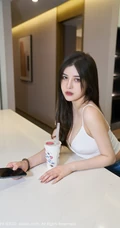 气质时尚女生韩静安最新白色肩带衣搭配蓝色紧身牛仔裤系列高清吸睛柔美写真套图
