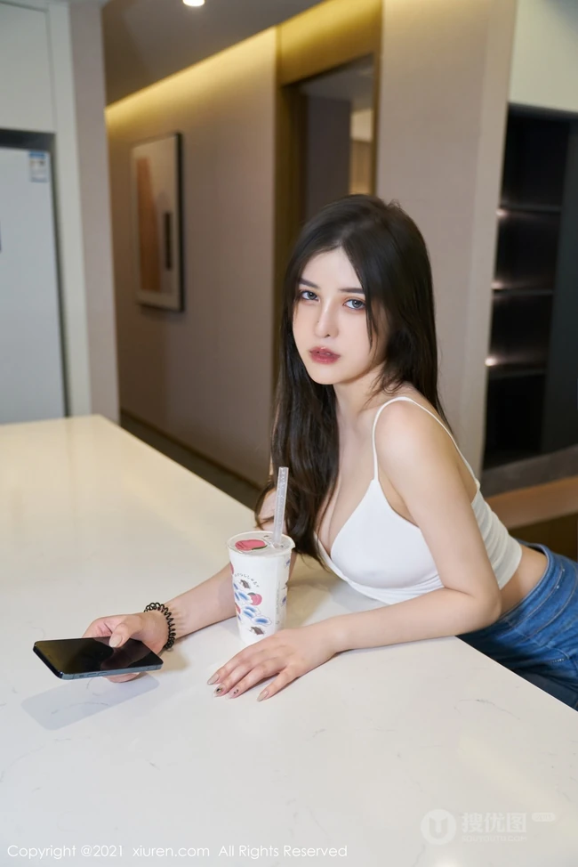 气质时尚女生韩静安最新白色肩带衣搭配蓝色紧身牛仔裤系列高清吸睛柔美写真套图