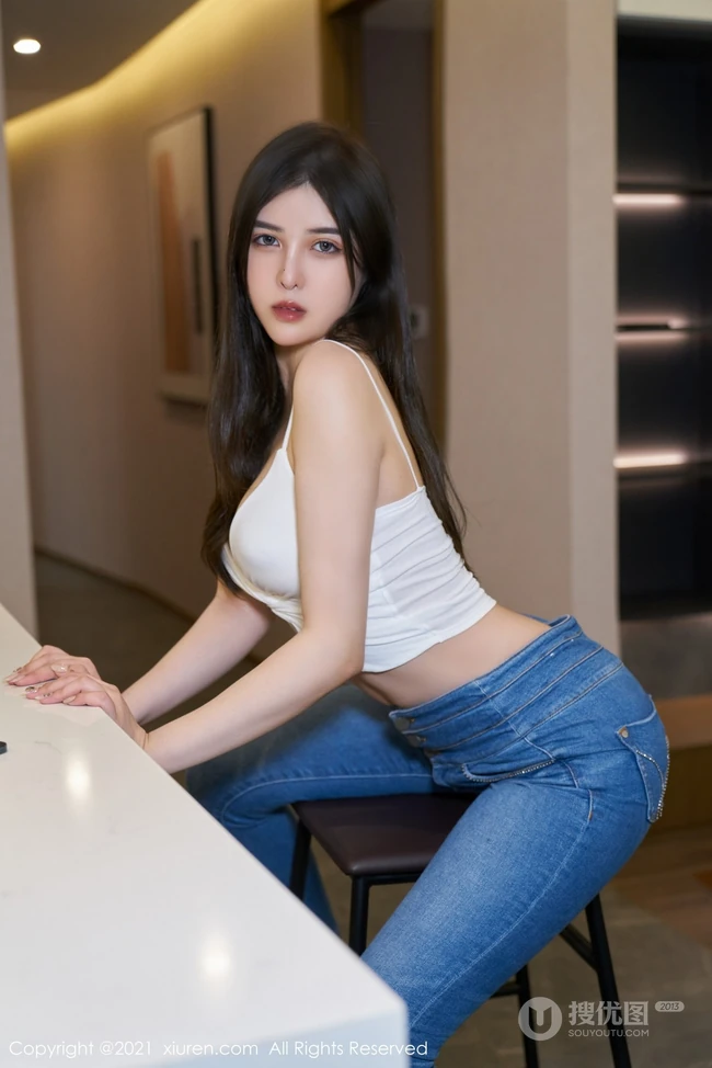 气质时尚女生韩静安最新白色肩带衣搭配蓝色紧身牛仔裤系列高清吸睛柔美写真套图