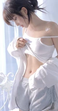 浅粉甜美可爱苗条细腰少女肩带背心短裤居家沙发悠闲写真图片