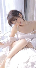 浅粉甜美可爱苗条细腰少女肩带背心短裤居家沙发悠闲写真图片
