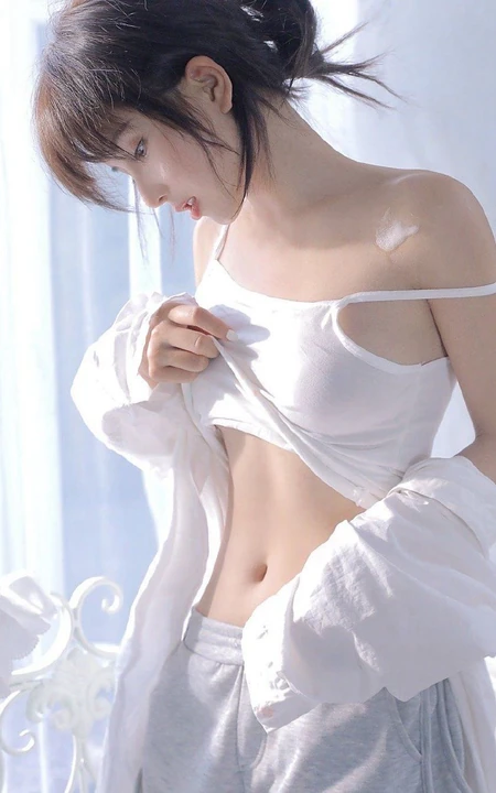 浅粉甜美可爱苗条细腰少女肩带背心短裤居家沙发悠闲写真图片