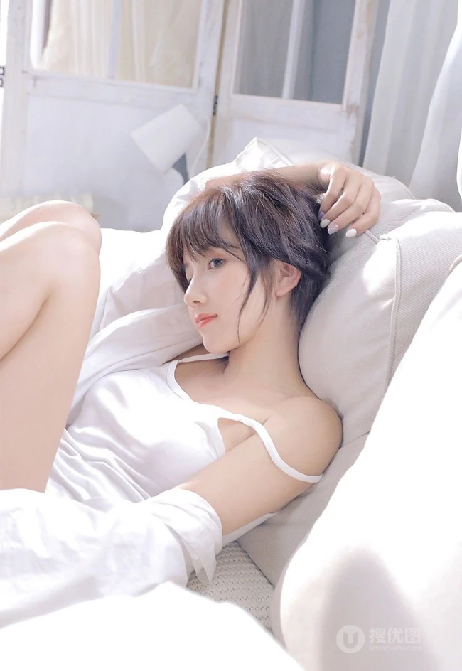 浅粉甜美可爱苗条细腰少女肩带背心短裤居家沙发悠闲写真图片
