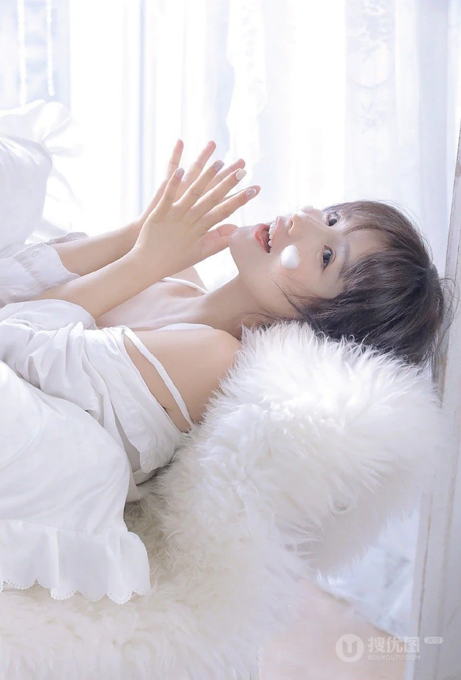 浅粉甜美可爱苗条细腰少女肩带背心短裤居家沙发悠闲写真图片