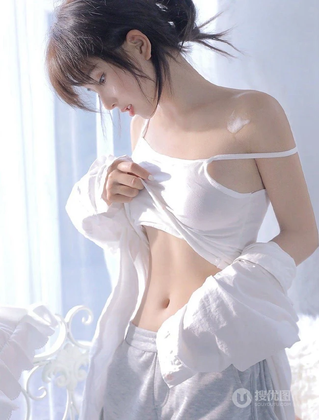 浅粉甜美可爱苗条细腰少女肩带背心短裤居家沙发悠闲写真图片