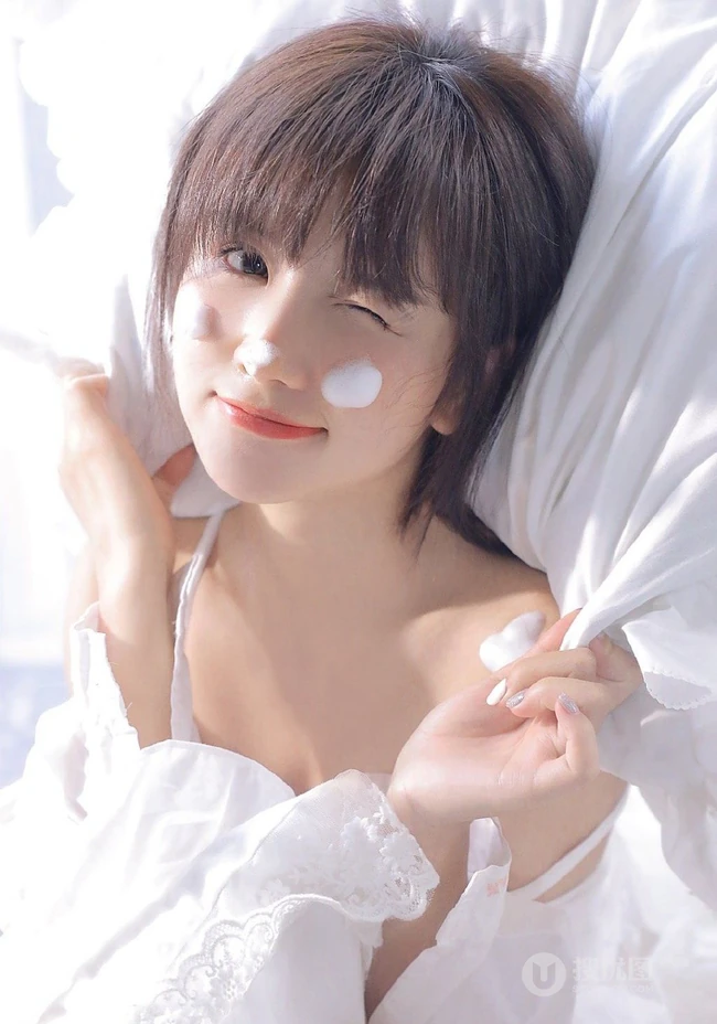 浅粉甜美可爱苗条细腰少女肩带背心短裤居家沙发悠闲写真图片