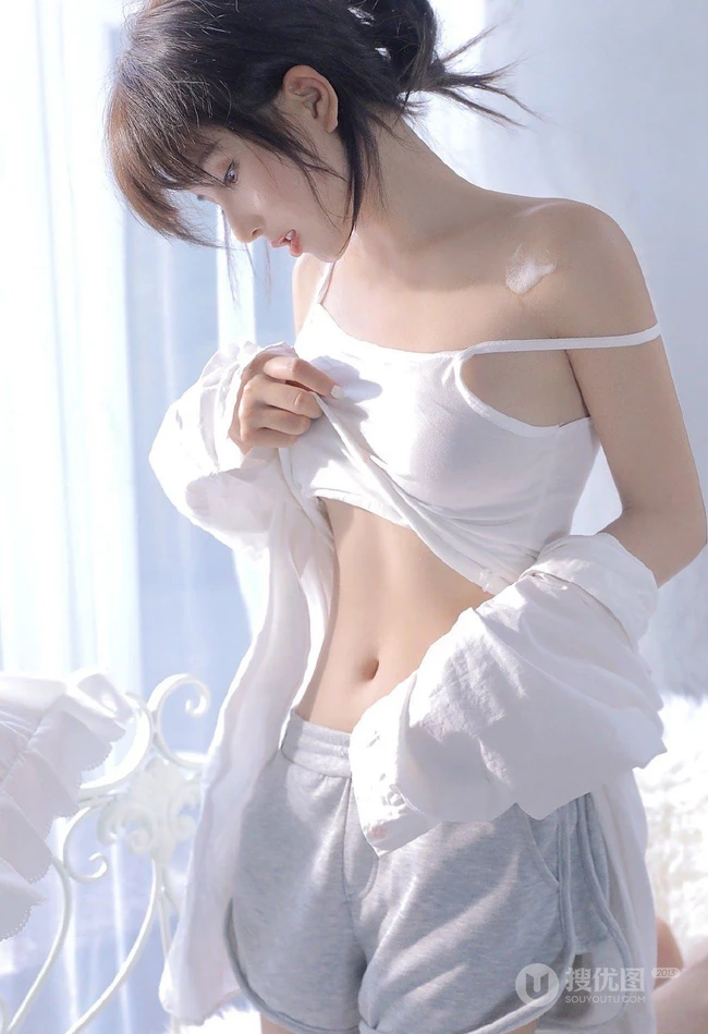 浅粉甜美可爱苗条细腰少女肩带背心短裤居家沙发悠闲写真图片