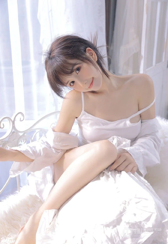 浅粉甜美可爱苗条细腰少女肩带背心短裤居家沙发悠闲写真图片
