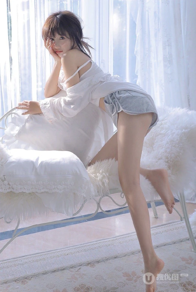 浅粉甜美可爱苗条细腰少女肩带背心短裤居家沙发悠闲写真图片