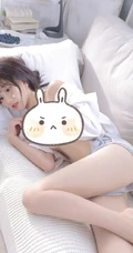 浅粉甜美可爱苗条细腰少女肩带背心短裤居家沙发悠闲写真图片