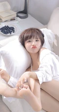 浅粉甜美可爱苗条细腰少女肩带背心短裤居家沙发悠闲写真图片