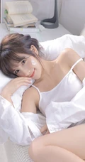 浅粉甜美可爱苗条细腰少女肩带背心短裤居家沙发悠闲写真图片