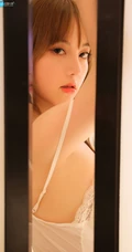 隔着门缝看美女，性感美女豆瓣酱手机壁纸图片