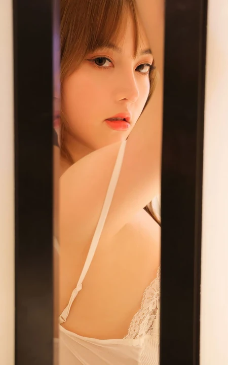隔着门缝看美女，性感美女豆瓣酱手机壁纸图片