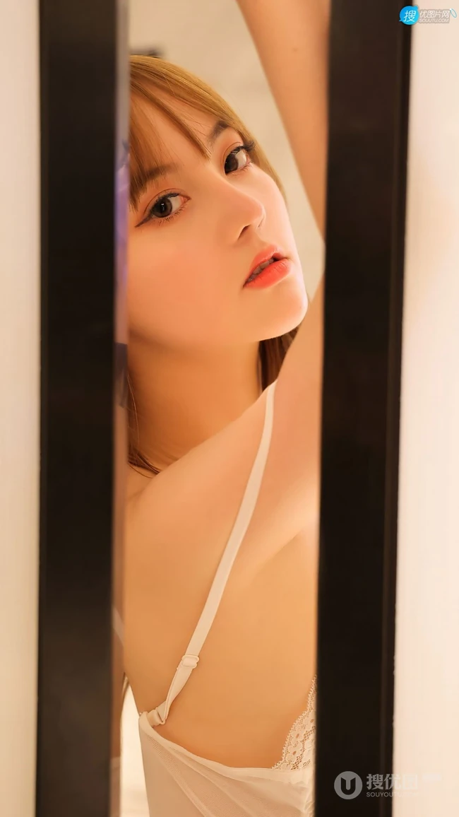 隔着门缝看美女，性感美女豆瓣酱手机壁纸图片
