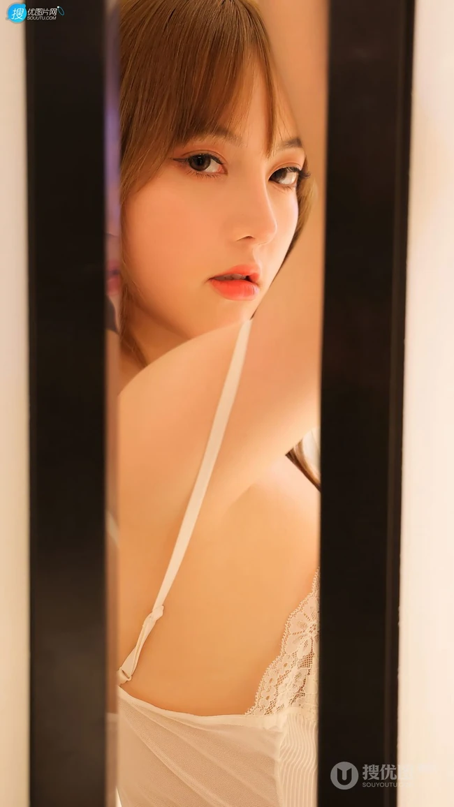 隔着门缝看美女，性感美女豆瓣酱手机壁纸图片