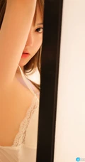 隔着门缝看美女，性感美女豆瓣酱手机壁纸图片