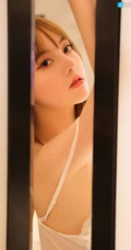 隔着门缝看美女，性感美女豆瓣酱手机壁纸图片