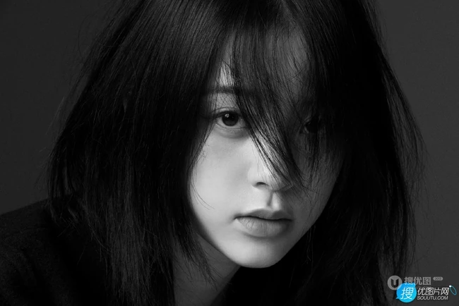 欧阳娜娜秀发遮脸黑白艺术写真照图片