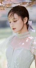 李一桐薄纱绿裙着身灵动优雅户外写真图片