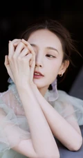 李一桐薄纱绿裙着身灵动优雅户外写真图片