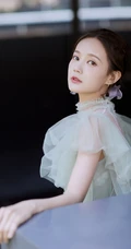 李一桐薄纱绿裙着身灵动优雅户外写真图片