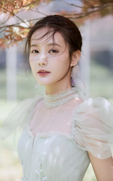 李一桐薄纱绿裙着身灵动优雅户外写真图片