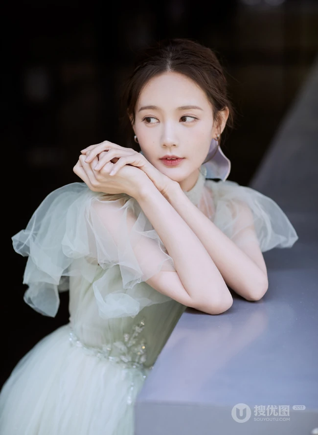 李一桐薄纱绿裙着身灵动优雅户外写真图片
