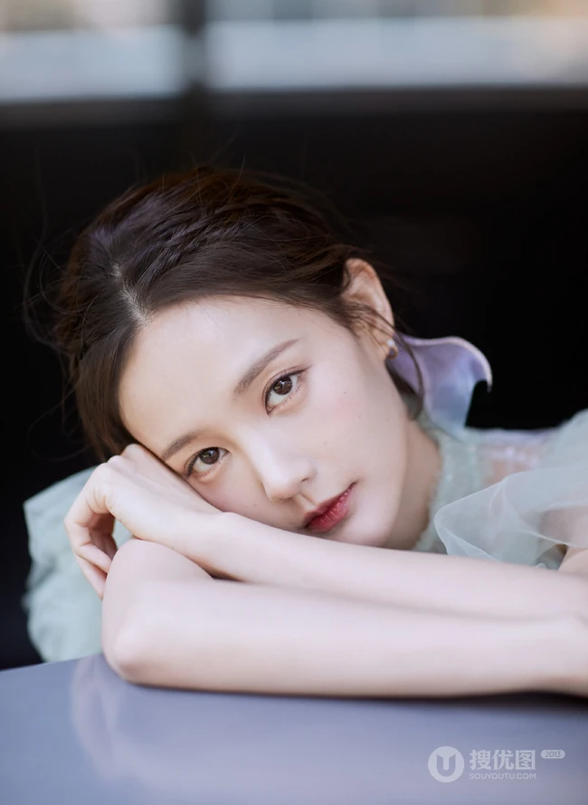 李一桐薄纱绿裙着身灵动优雅户外写真图片