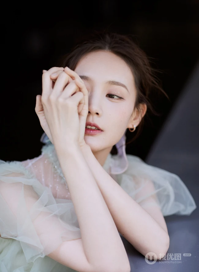 李一桐薄纱绿裙着身灵动优雅户外写真图片