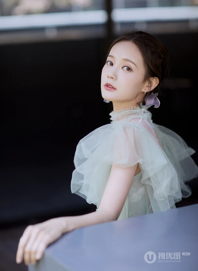 李一桐薄纱绿裙着身灵动优雅户外写真图片