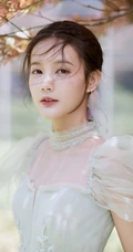 李一桐薄纱绿裙着身灵动优雅户外写真图片