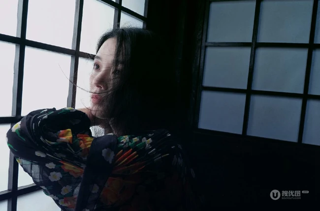 陈瑶暗黑房间静雅慵懒写真图片