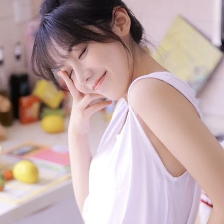 气质开朗，超级好看的白背心真人女生网图一人多张套图微信头像图片
