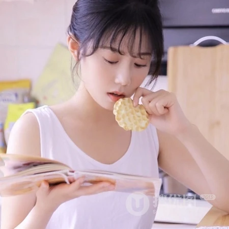 气质开朗，超级好看的白背心真人女生网图一人多张套图微信头像图片
